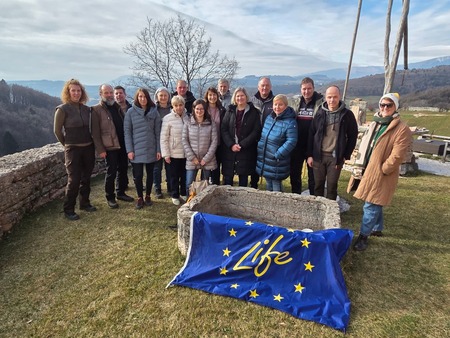 udeleženci strokovne ekskurzije, posvečene sobivanju z volkovi 