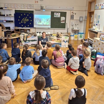 Učenci OŠ Ivana Cankarja Vrhnika med delavnico Dine Pivka