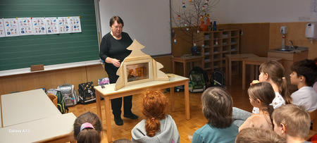 Irena Margon, predsednica KD Lipa Pivka je učencem s kamišibaj odrom pripovedovala znamenito črtico Ivana Cankarja »Pehar suhih hrušk«.