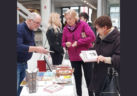 Akcija "Podarimo knjigo"