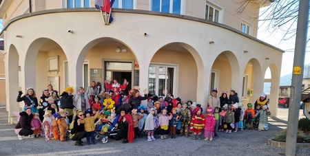 Maškare na obisku na Občini Pivka