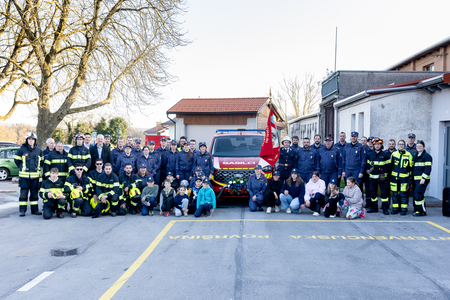 skupinska fotografija ob prevzemu vozila