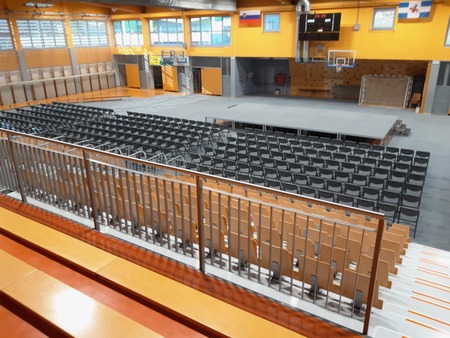 stoli v dvorani Skala