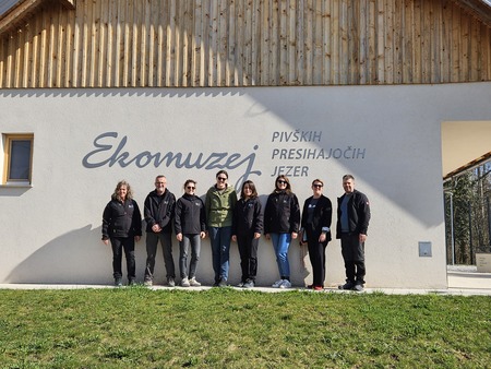 skupinska fotografija ob obisku 