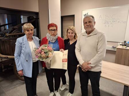  Od leve: podžupanja Majda Godina, podpredsednica OZ Majda Radivo, sekretarka Erika Dekleva, predsednik OZ Marjan Nagode, 