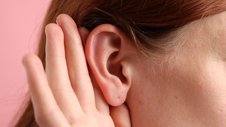 sluh, simbolična fotografija za vabilo na delavnico Slušni aparati in tehnični pripomočki za osebe z izgubo sluha