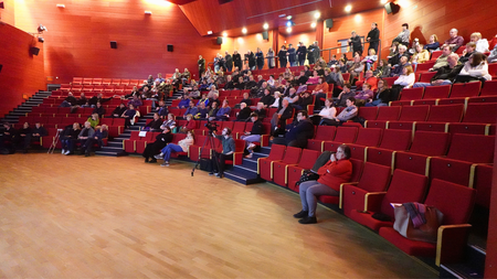 udeleženci javne obravnave študije variant za avtocesto Postojna–Jelšane 