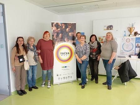 Ko se prepletejo nitke, pesem in generacije: Medgeneracijsko ustvarjanje s Kvačkanimi nitkami v Postojni