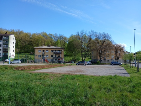 parkirišče v Dolnji Košani