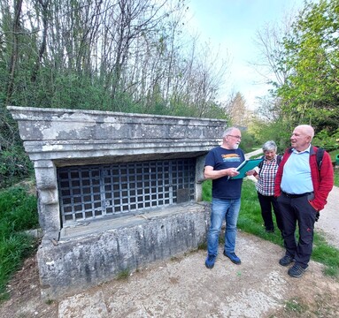 pohodniki ob pivškem studencu