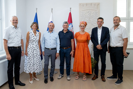 skupinska fotografija po podpisu pogodbe, Foto atelje Postojna