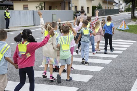 prvošolci gredo čez prehod za pešce; foto: AVP