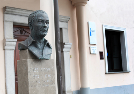 KNJIŽNICA IN KIP JOŽETA UDOVIČA 03 FOTO LJUBO VUKELIČ