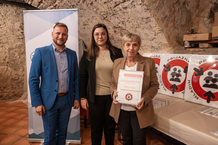 podžupanja Majda Godina ob prevzemu certifikata