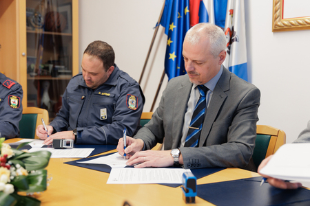 260311-gasilci-podpis-foto-blaz-lencek-18